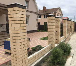 Кирпичные столбы для забора из еврокирпича