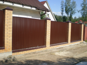 Забор из профлиста с кирпичными столбами для дома
